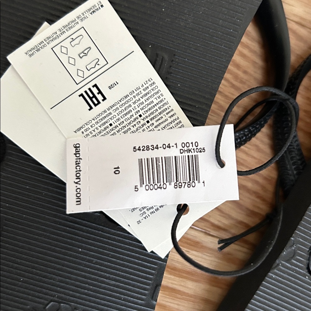 GAP Camouflage and Black Flip Flops - Picture 5 of 14